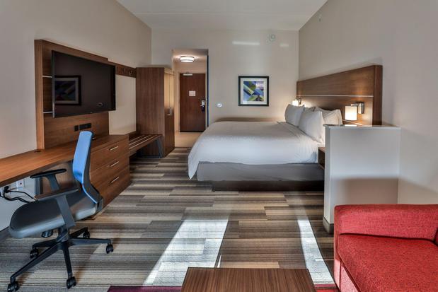 Images Holiday Inn Express & Suites Nashville Metrocenter Downtown by IHG