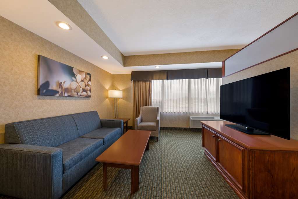 Best Western Voyageur Place Hotel in Newmarket: King Suite (01) sitting area