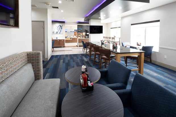 Images Holiday Inn Express & Suites Chicago West - St Charles by IHG