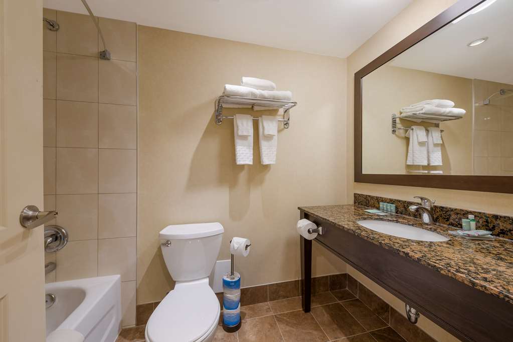 Best Western Voyageur Place Hotel in Newmarket: King Suite (01) Washroom