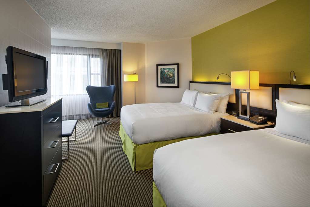 Guest room The Hollis Halifax - a DoubleTree Suites by Hilton Hotel Halifax (902)429-7233