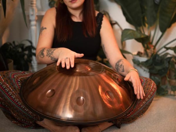 Die Aelo Handpan zeichnet sich durch einen warmen und langanhaltenden Klang aus. Auf Grund des perfekt ausbalanzierten Nachklangs und der ausgewogenen Schwingungsentwicklung, ist die Aelo Handpan die perfekte Kombination aus Percussion- und Melodiei...