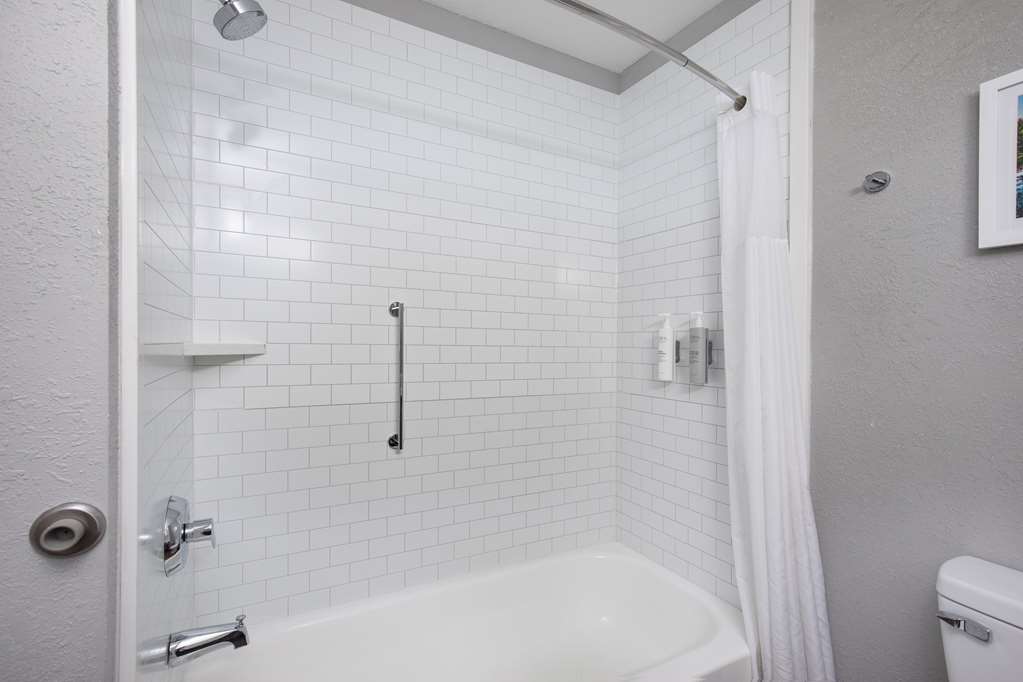 Guest room bath