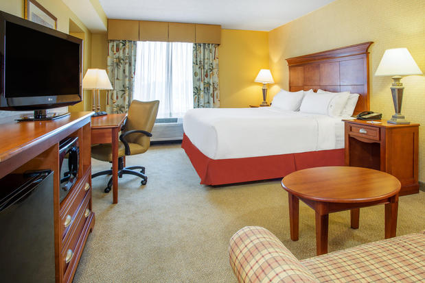 Images Holiday Inn Express & Suites Bloomington, an IHG Hotel