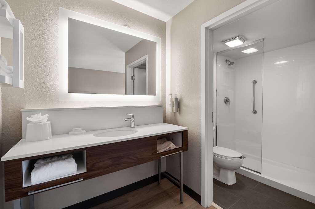 Guest room bath
