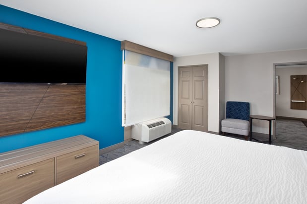 Images Holiday Inn Express & Suites Milwaukee NW – Park Place by IHG
