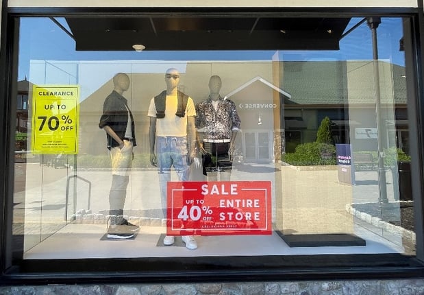 Images BOSS Outlet - Woodbury Commons