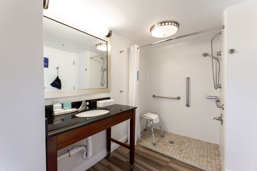Guest room bath Hampton Inn & Suites Raleigh/Cary I-40 (PNC Arena) Raleigh (919)233-1798