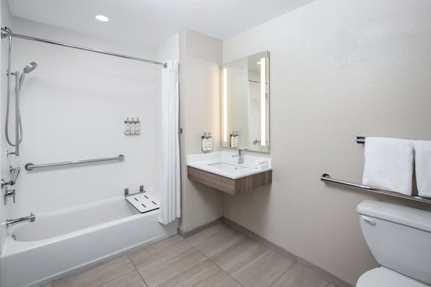Images Holiday Inn Express & Suites Green Bay East by IHG