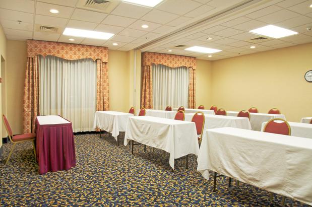 Images Holiday Inn Express & Suites Houston - Memorial Park Area by IHG