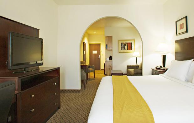 Images Holiday Inn Express & Suites Childress, an IHG Hotel