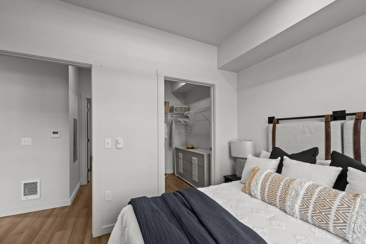 Apartment Bedroom with Walk-in Closet 