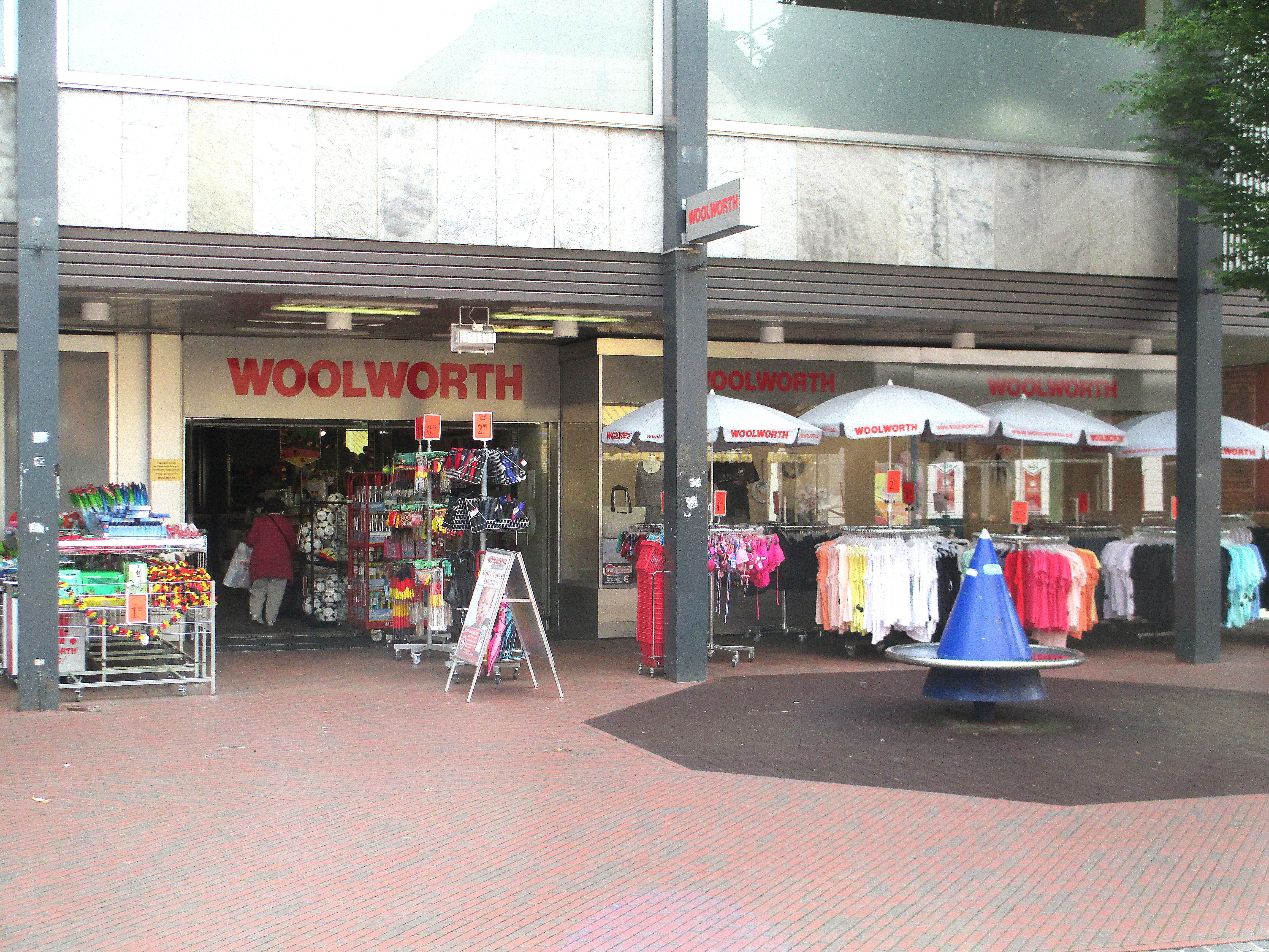 Woolworth, Obstallee 28-30 in Berlin