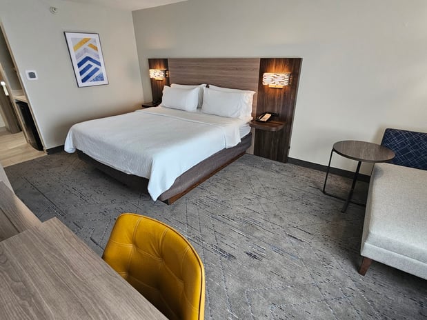 Images Holiday Inn Express & Suites Cincinnati-Blue Ash by IHG