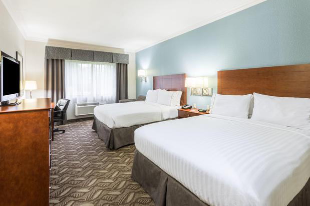 Images Holiday Inn Express & Suites Lake Charles, an IHG Hotel