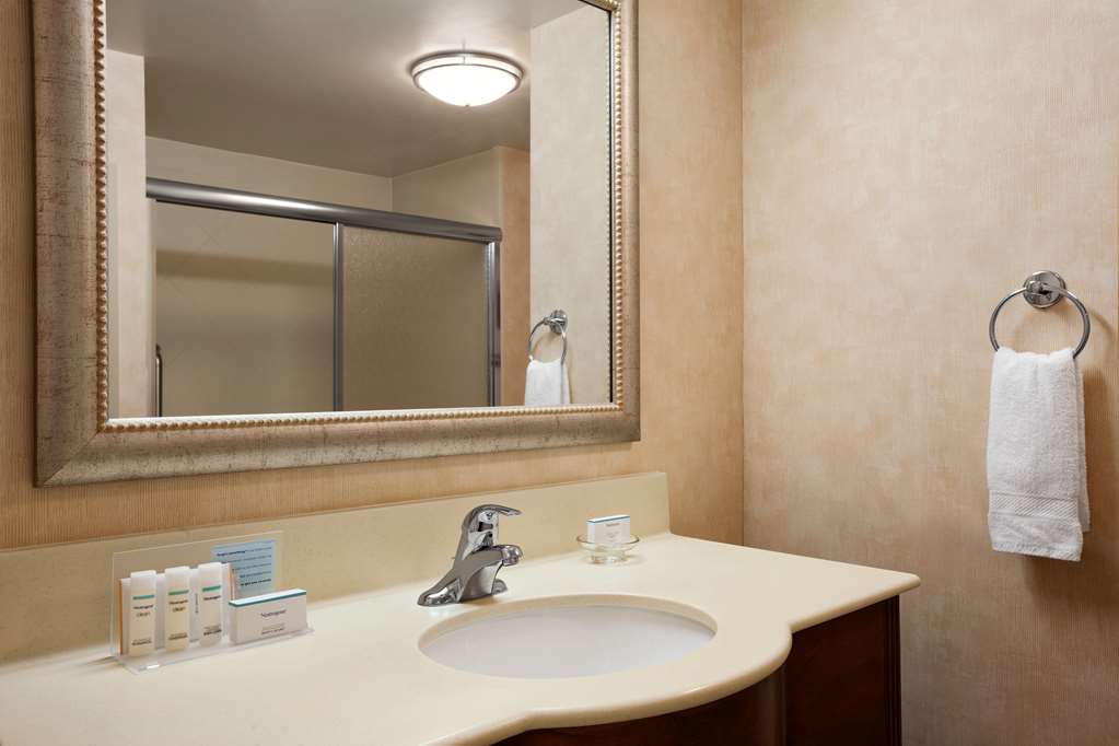 Guest room bath