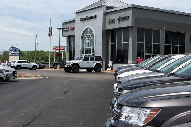 Images Russ Darrow Chrysler Dodge Jeep RAM of West Bend Service Center