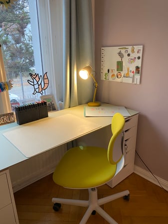 Von Kinderträumen zu Teenager-Vibes: Dieses Zimmer haben wir mit Liebe zum Detail verwandelt. Modernes Design trifft auf frische Farben – eine Wohlfühloase, die zum Träumen, Lernen und kreativ Sein einlädt.
