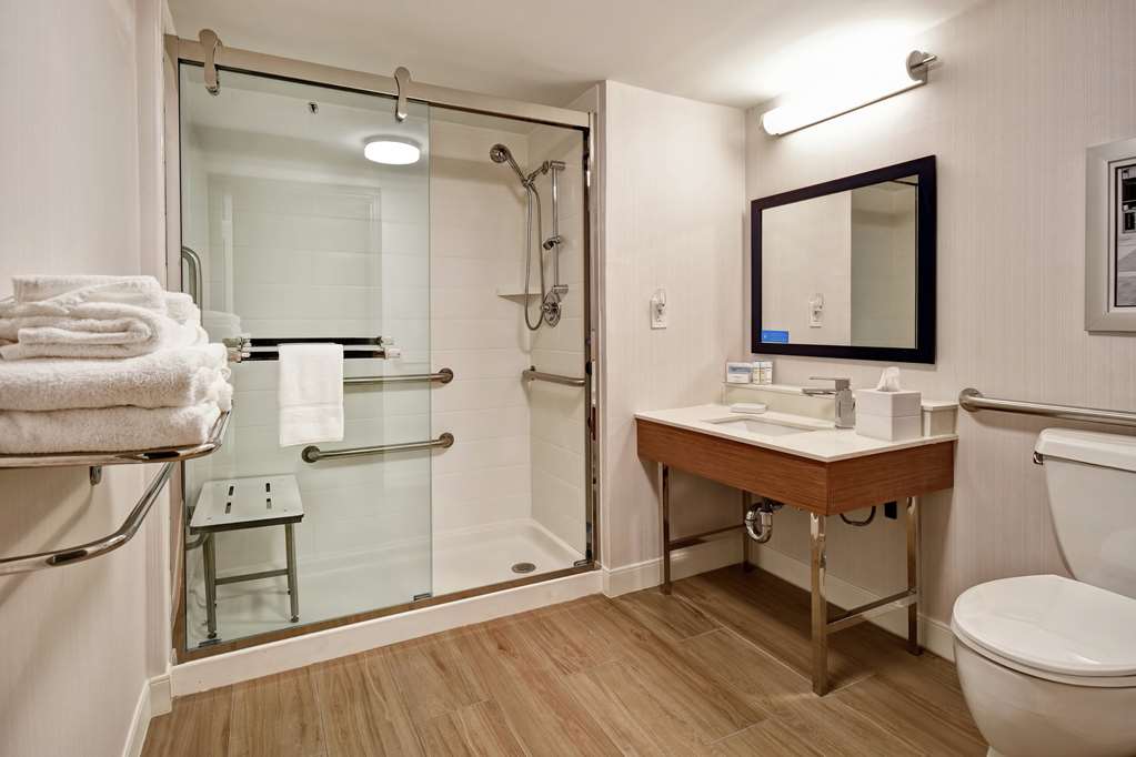 Guest room bath