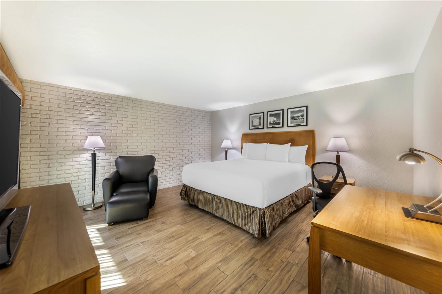 King - Lawn View Patio