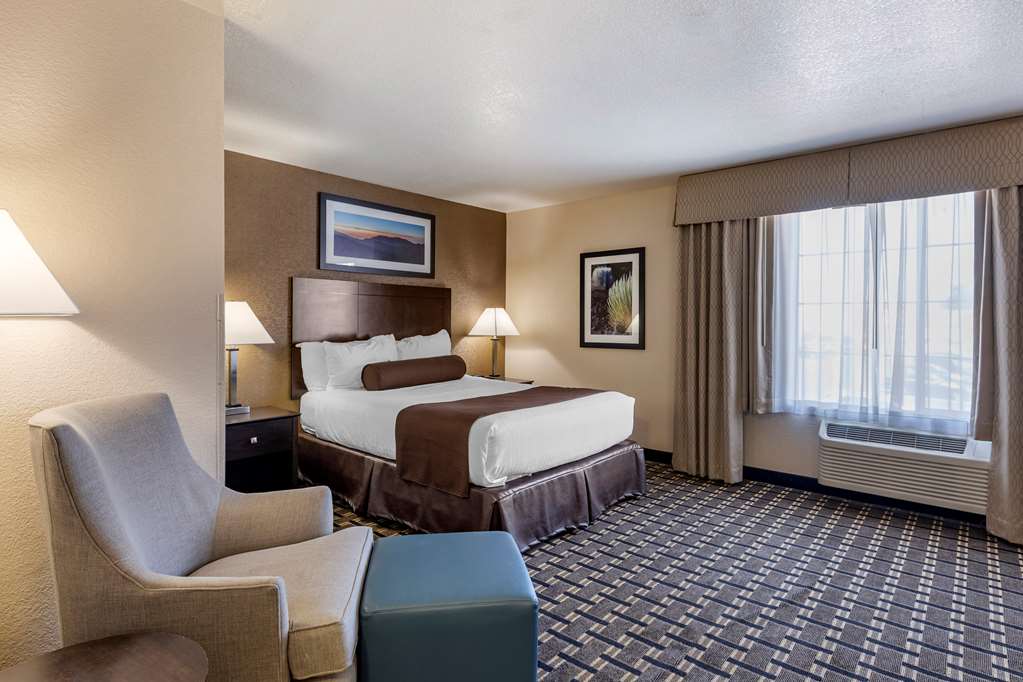 1 Queen Bed Accessible