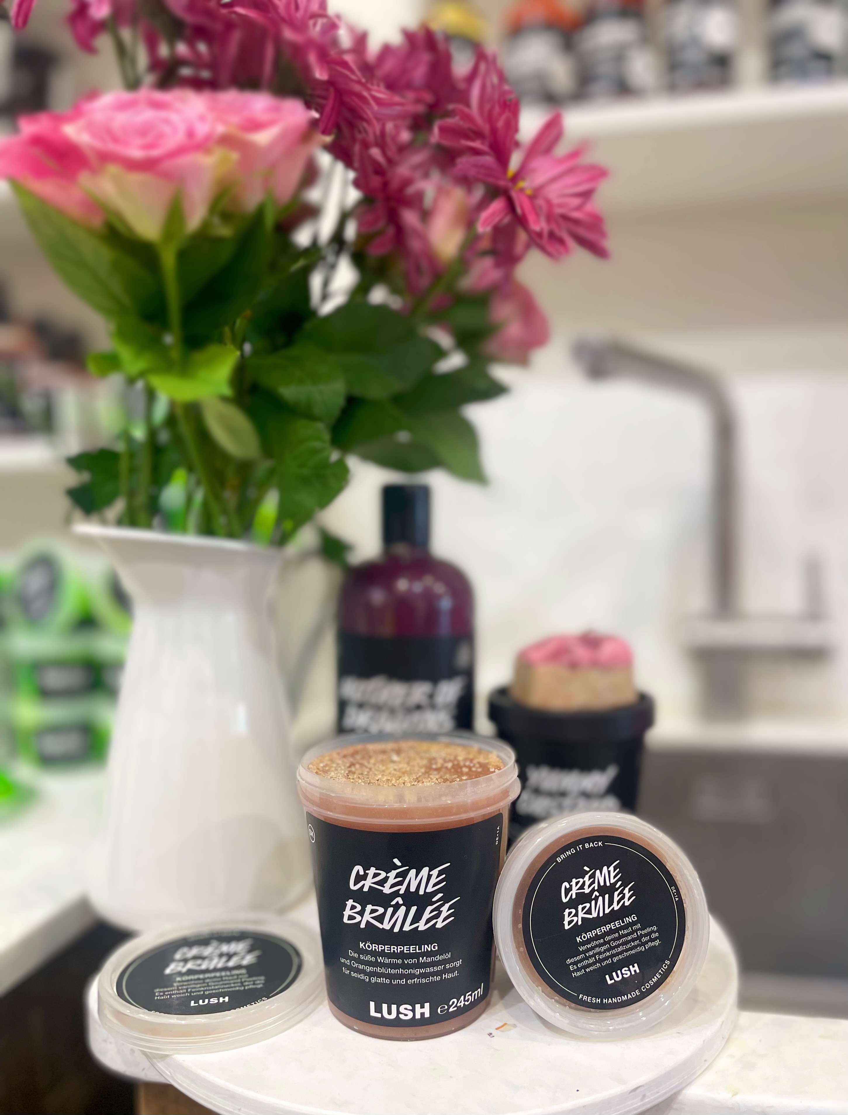 Bild zu Dessert unter der Dusche? Unbedingt! Crème Brûlée Bodyscrub mit Orangenblütenhonig, cremiger Vanille und Sandelholz verleiht dir geschmeidig zarte Haut die einfach zum Anbeißen duftet!