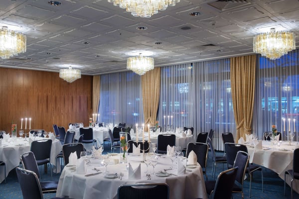 Saal Timmendorf im Maritim Hotel Darmstadt: Festlich gedeckte Tische, perfekt für Hochzeitsfeiern, Geburtstage und Jubiläen. Elegantes Ambiente für unvergessliche Momente.