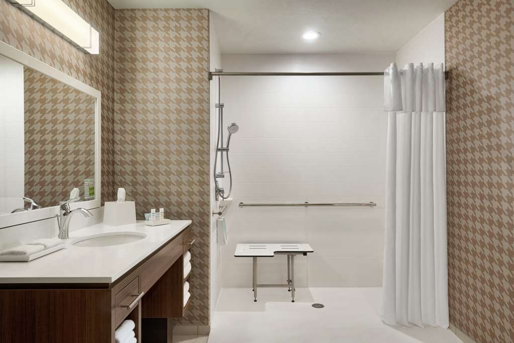 Guest room bath