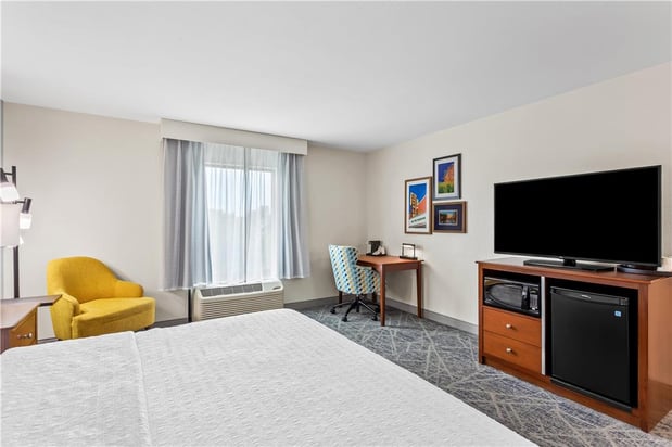 Images Hampton Inn - DeKalb (Near the University)