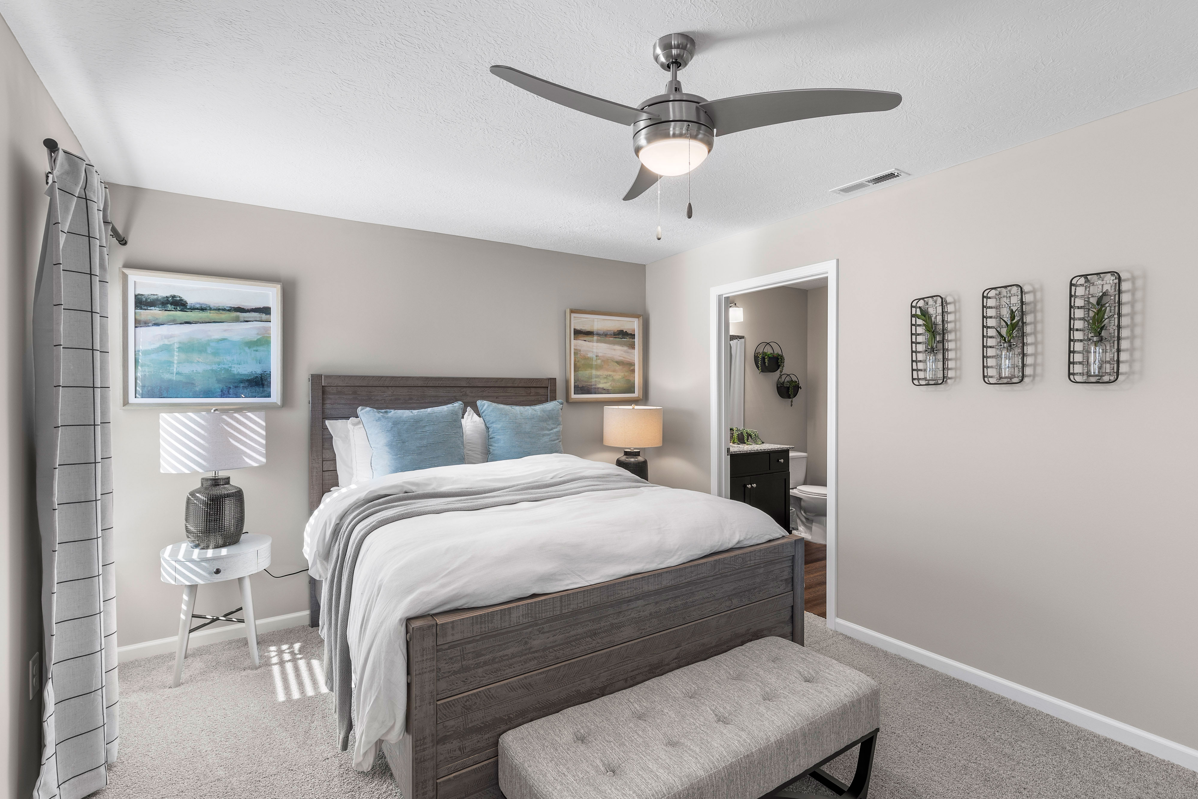 Large Main Bedroom with En-suite Bathroom and Closet