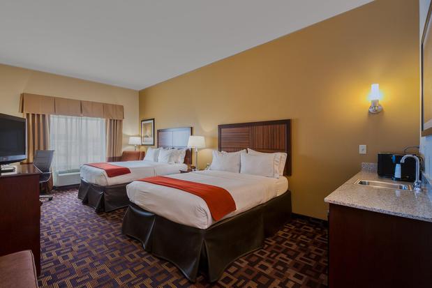 Images Holiday Inn Express & Suites Salina, an IHG Hotel