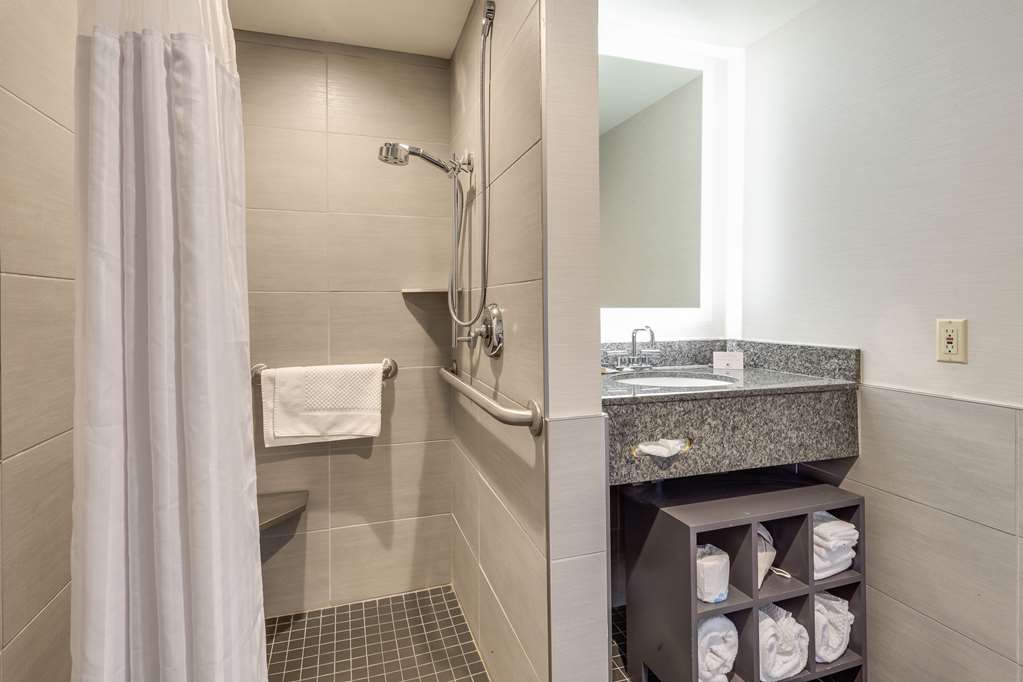 Guest room bath