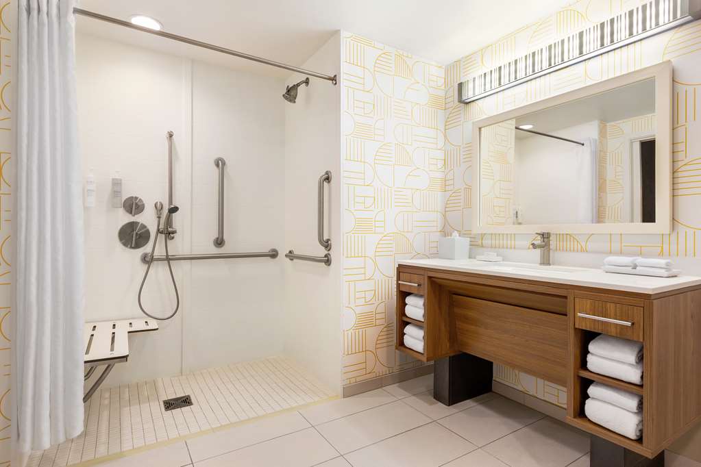 Guest room bath