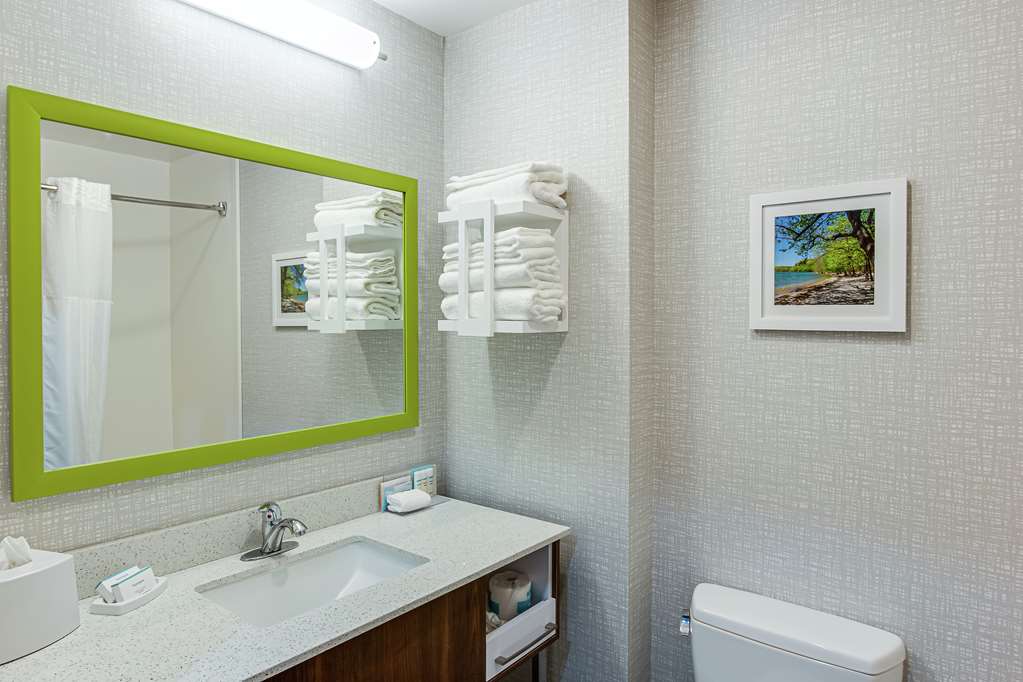 Guest room bath
