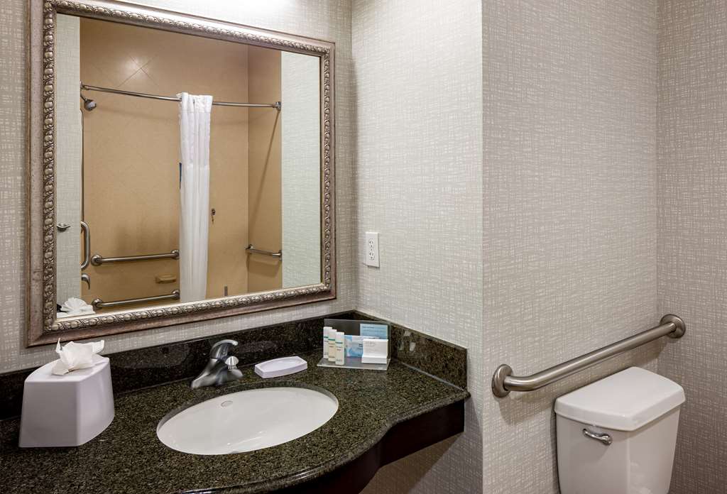Guest room bath