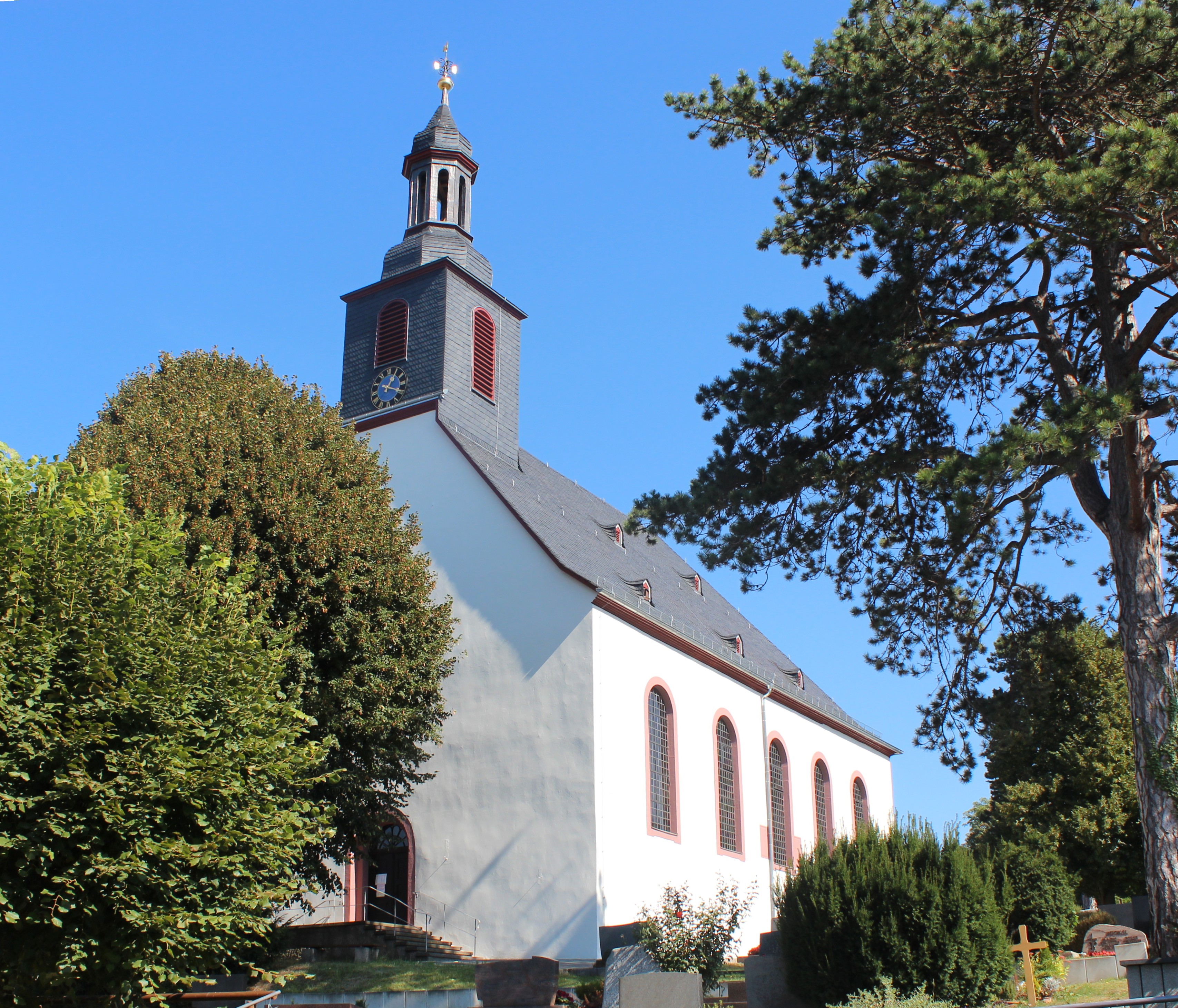 Ober-Ramstadts evangelische Kirche wurde 1717 nach Plänen von Louis Remy de la Fosse im Stil des Barock erbaut. Dieser stand in Diensten des Landgrafen Ernst Ludwig von Hessen-Darmstadt und entwarf auch das Darmstädter Schloss. Das Innere der Kirche wurde