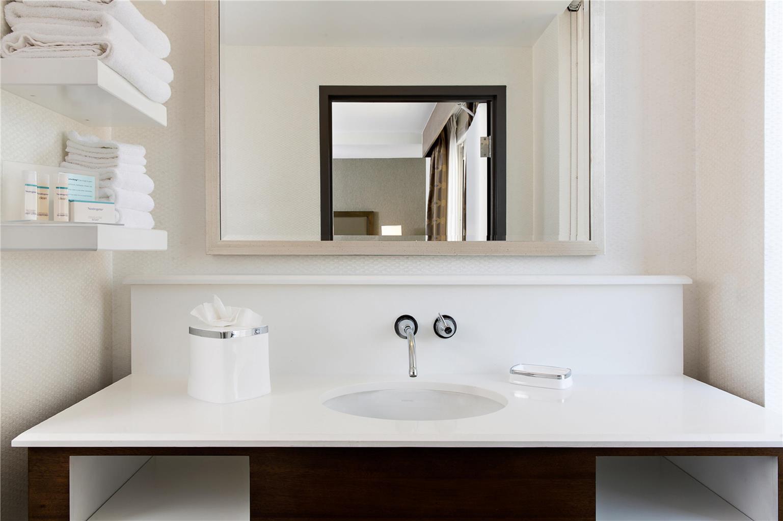 Guest room bath