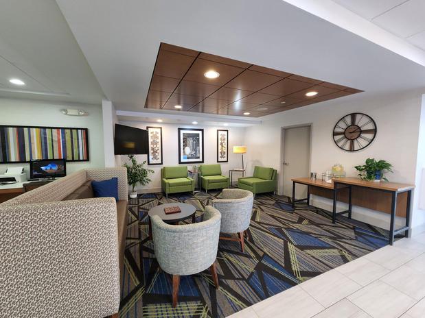 Images Holiday Inn Express & Suites Rochester, an IHG Hotel