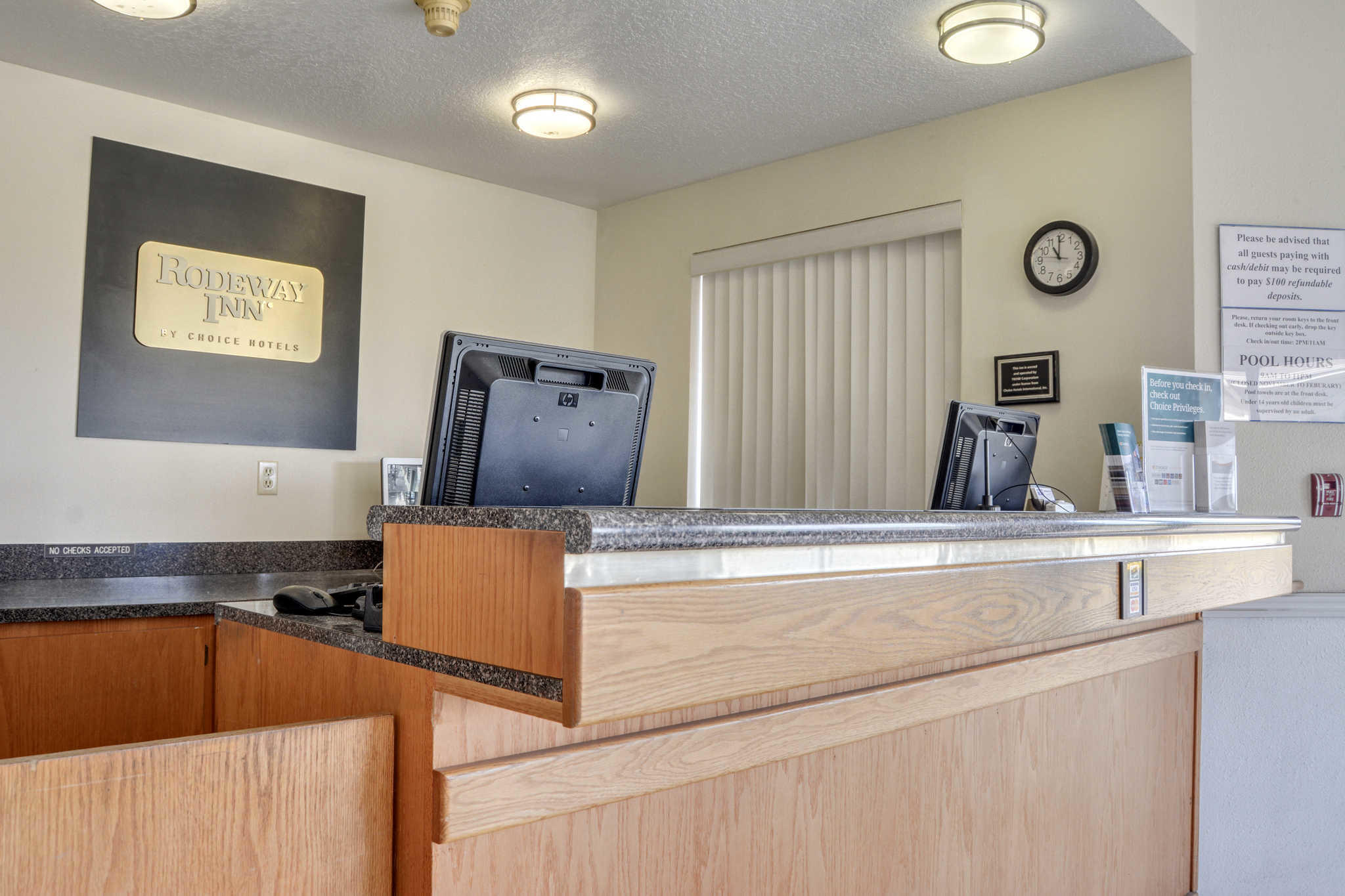 Rodeway Inn Hotels Woodland Washington All Rooms Feature A 32 Inch Tv Microwave Refrigerator Hair Dryer Table And Chairs Get Good Night S Sleep At The Rodeway Inn Hotel In Woodland Wa