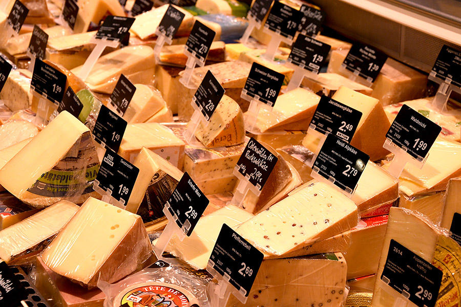 Käse und Antipasti
Wir führen eine große und vielseitige Auswahl an Weich- und Hartkäse sowie leckere Antipasti.

Sprechen Sie uns an, wir beraten Sie gerne.