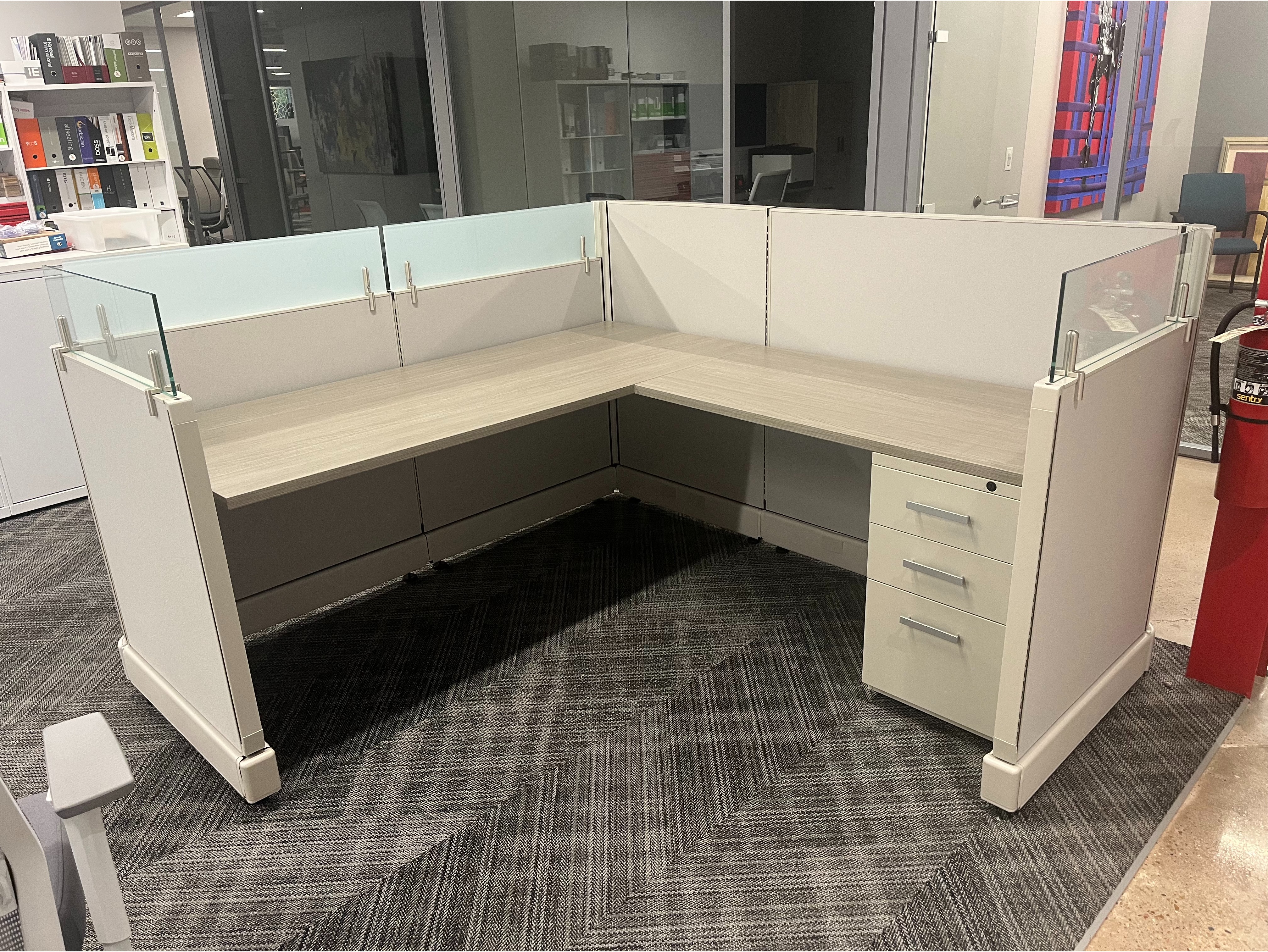 White Off-Grid L-Shaped Desk:

Contemporary white L-shaped workstation with high privacy panels and an off-grid modern profile, perfect for dynamic office layouts.