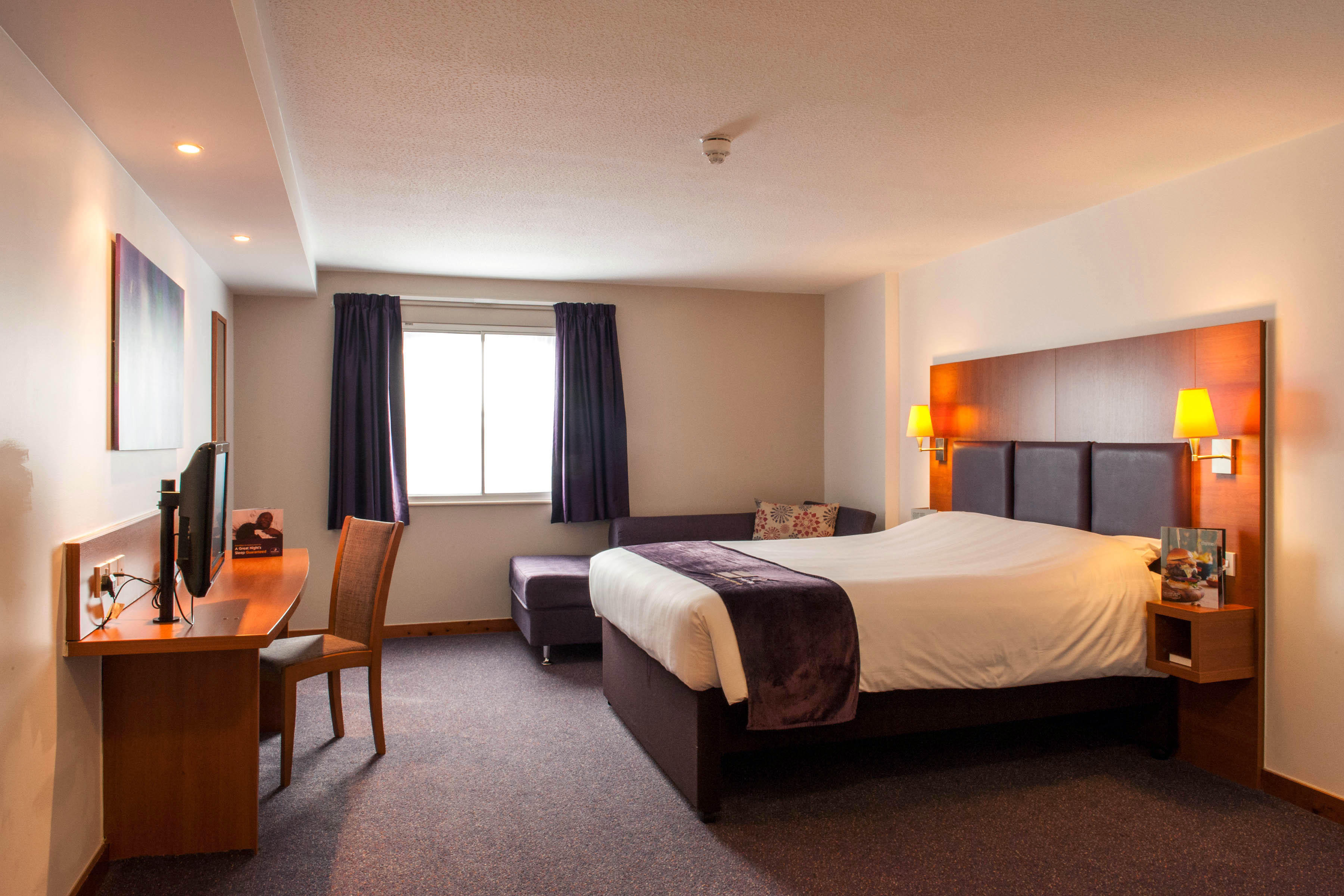 Premier Inn bedroom Premier Inn Manchester Airport (M56/J6) Runger Lane South hotel Manchester 03333 211299