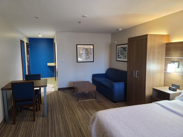 Images Holiday Inn Express & Suites Woodland Hills by IHG