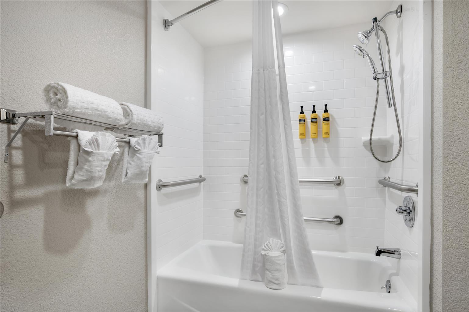 ADA 1 King Bed w/ Bathtub