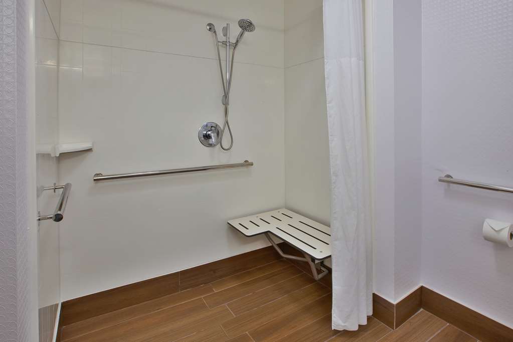 Guest room bath