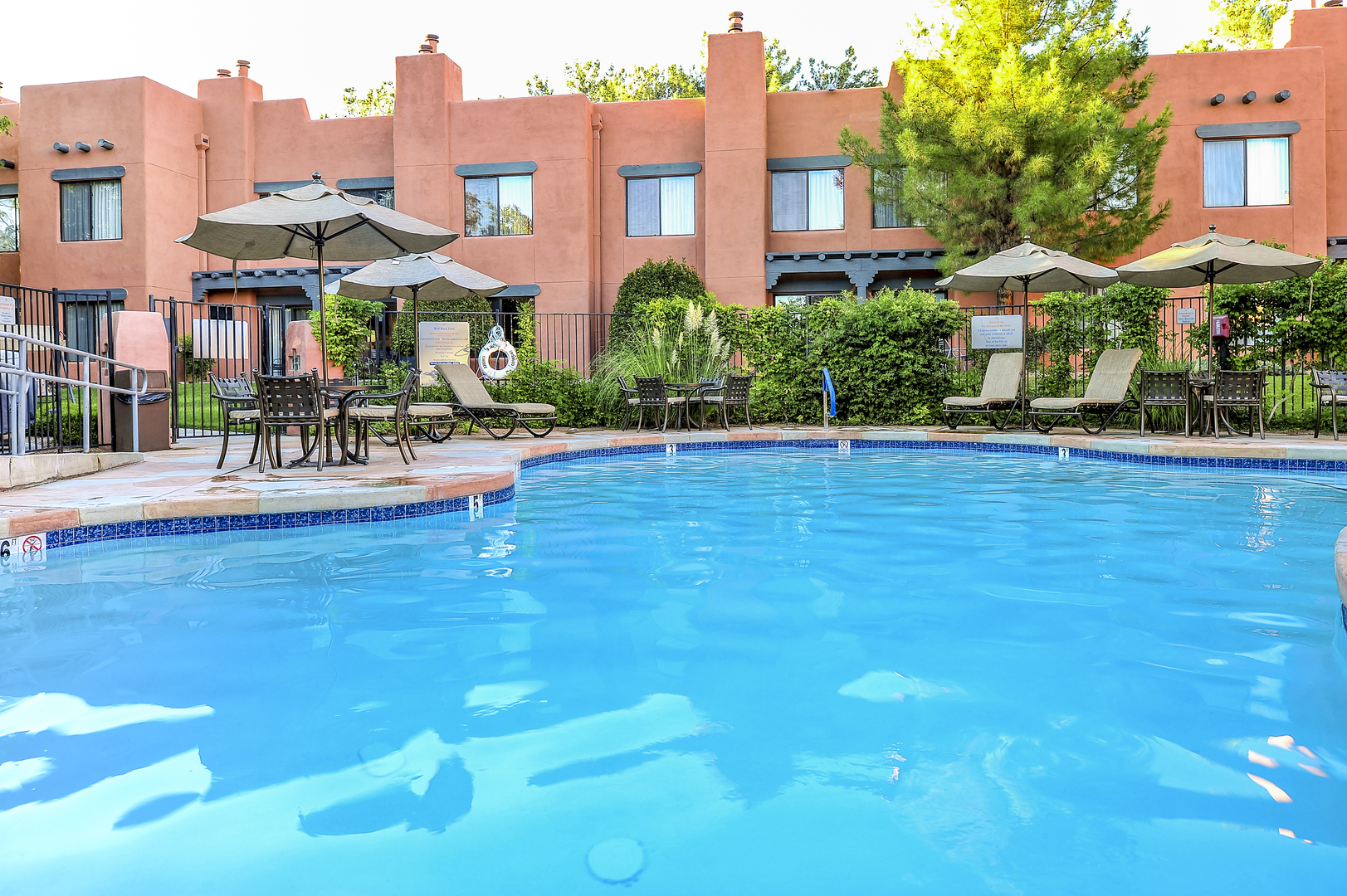The outdoor pool at Bell Rock Inn