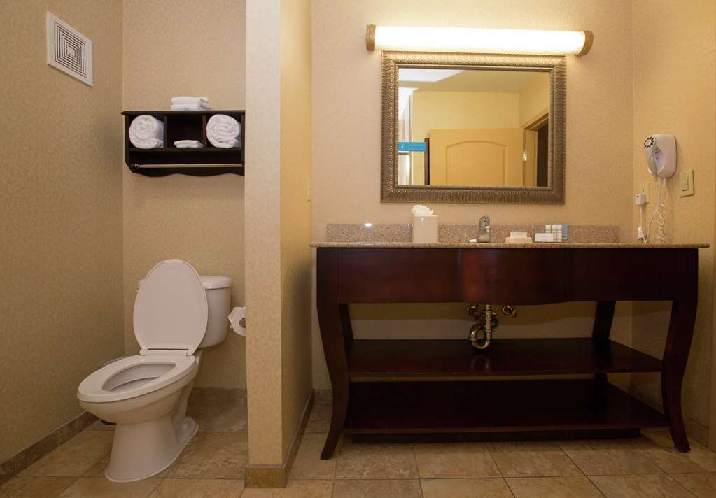 Guest room bath