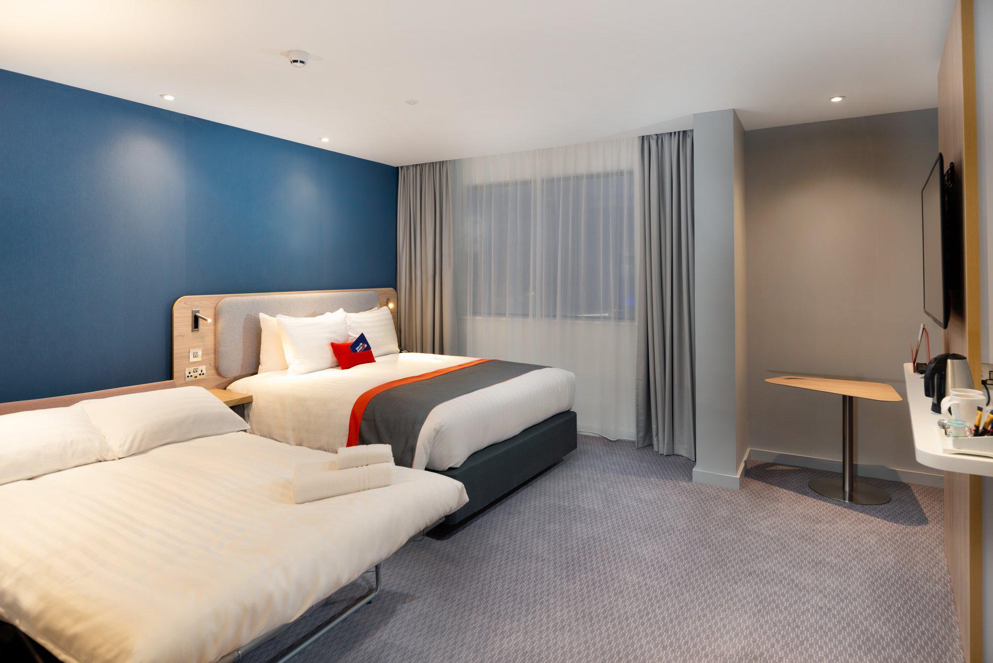 Holiday Inn Express London Heathrow T4, an IHG Hotel Hounslow 020 3971 4433