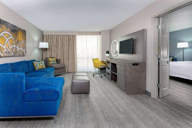 Images Hampton Inn & Suites Kansas City-Country Club Plaza