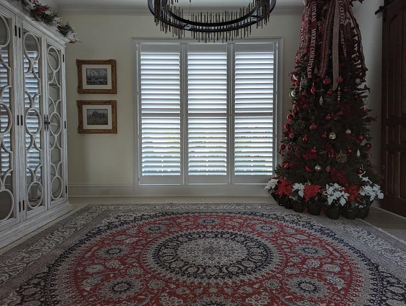 Don’t let unattractive window solutions hamper your decorations this festive season. With our gorgeo Budget Blinds of Knoxville & Maryville Knoxville (865)588-3377